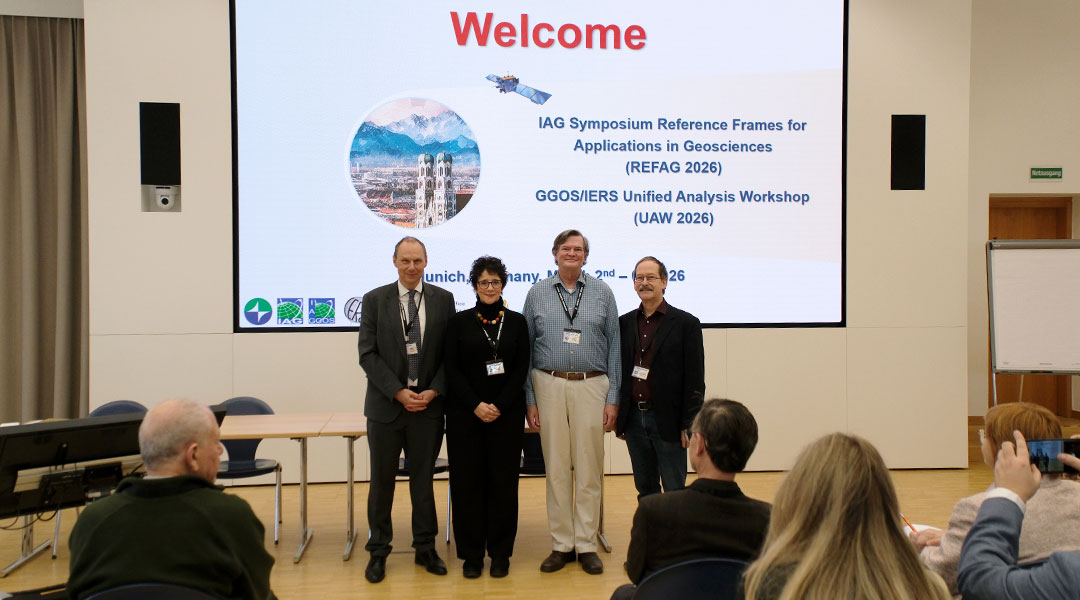 vier Personen stehen für ein Gruppenbild von links nach rechts aufgereiht